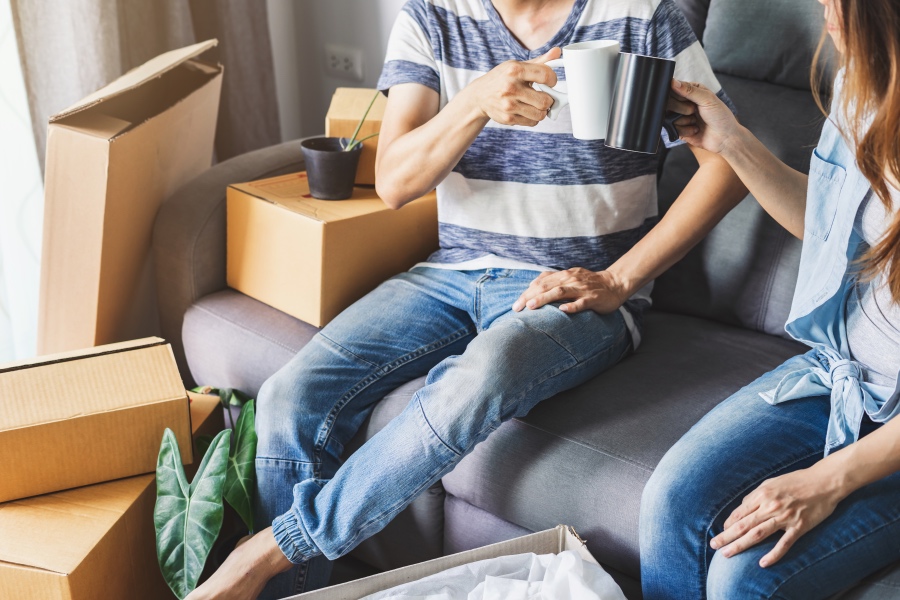 Paar trinkt Kaffee während Umzugsplanung