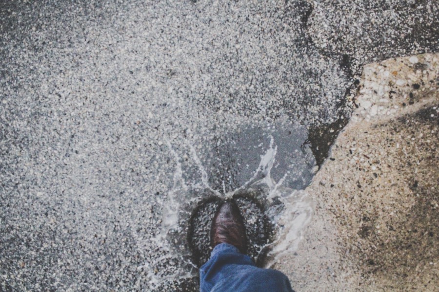 Schuh tritt in Regen während Umzug