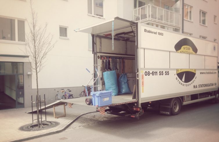 Umzugswagen wird beladen