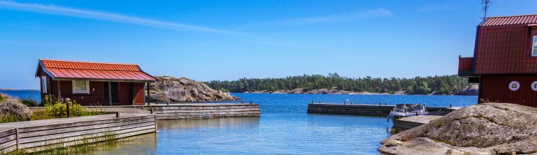 Entdecken Sie die idyllische Küstenlandschaft Schwedens, ideal für einen entspannten Umzug nach Schweden. Perfekt für Wassersport und Erholung direkt am Meer.