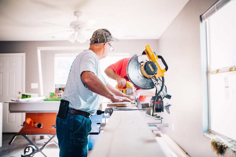 Handwerker am arbeiten beim Umzug