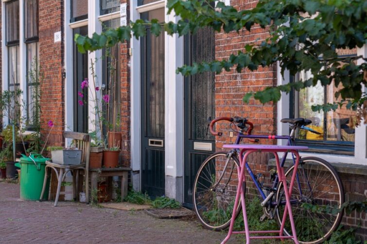 Straße in Den Haag mit Fahrrad im Artikel über den Umzug nach Den Haag