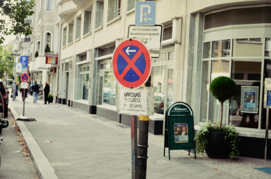 Halteverbottschild an der Strasse