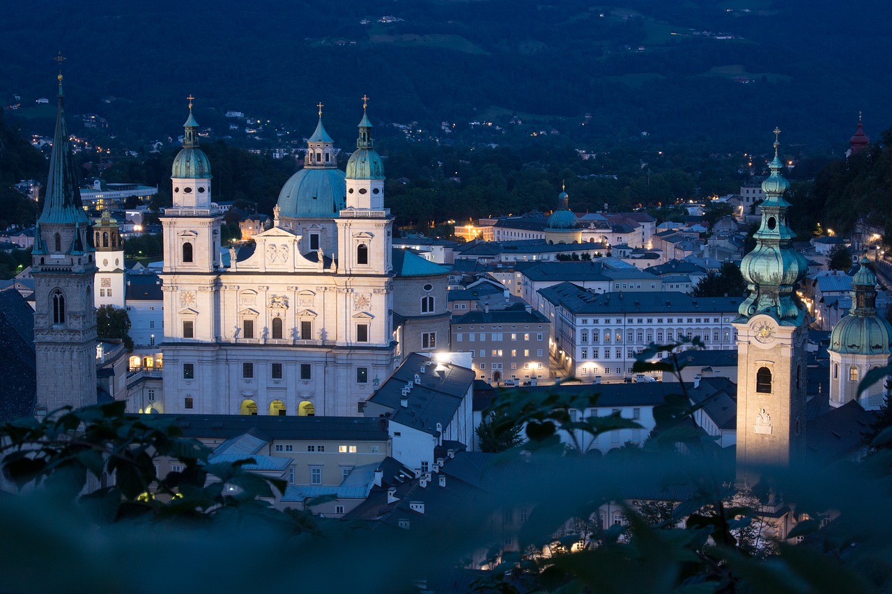 Salzburger Altstadt mit dem Dom bei Nacht