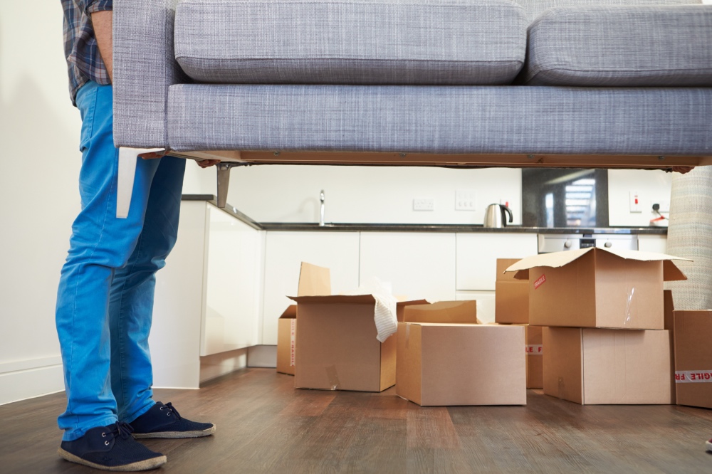 Seriöses Umzugsunternehmen hebt Couch