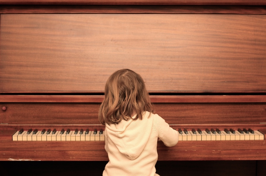Kind spielt Klavier