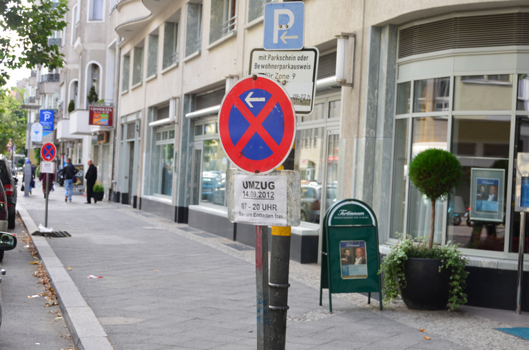 Halteverbotsschild mit Zusatzschild „Umzug“ an einer Straße