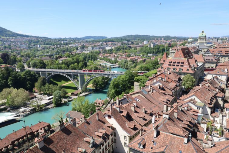 Genießen Sie die atemberaubende Aussicht auf Bern mit seinen historischen Gebäuden, der Aare, die sich durch die Stadt schlängelt, und modernen Brücken, die das urbane mit dem natürlichen verbinden. Entdecken Sie Bern, die Hauptstadt der Schweiz, in ihrer vollen Pracht.