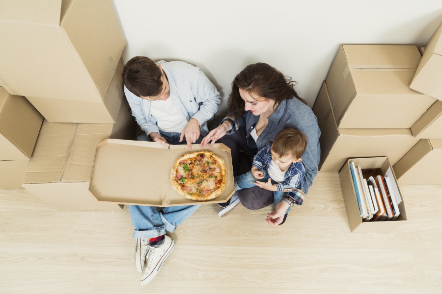 Familie isst Pizza nach dem Umzug