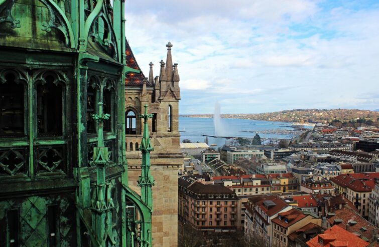 Entdecken Sie den atemberaubenden Blick auf Genf, Schweiz, von einem historischen Gebäude aus. Diese einzigartige Perspektive zeigt die berühmte Wasserfontäne im Genfersee, umgeben von der malerischen Altstadt und der lebendigen Stadtlandschaft. Ideal für Liebhaber von Architektur und urbaner Schönheit.