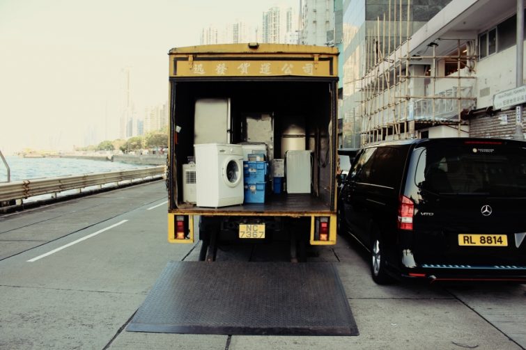 Umzugswagen transportiert Waschmaschine