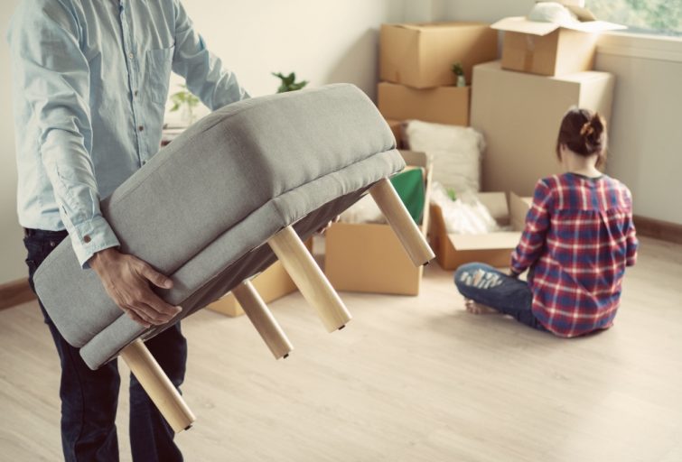 Pärchen packt Sachen ein am Umzugstag
